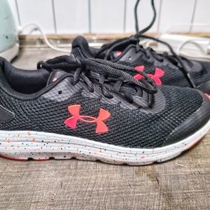 Under Armour boys shoes sz 5.5Y